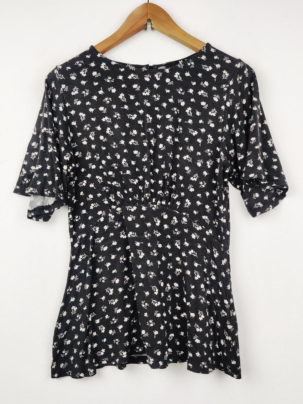 Buy online pre-used pre-loved 100% authentic & Original branded V By Very (SWT-3542) available in Pakistan. Top international brands avilable.