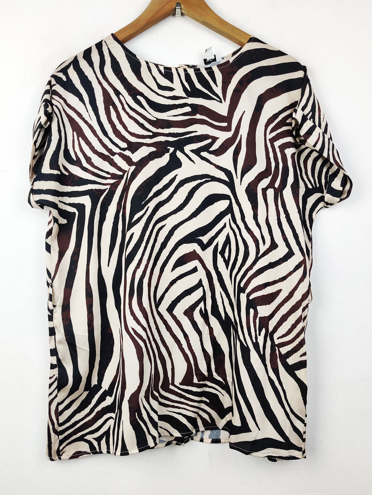 Buy online pre-used pre-loved 100% authentic & Original branded M&Co (SWT-3584) available in Pakistan. Top international brands avilable.