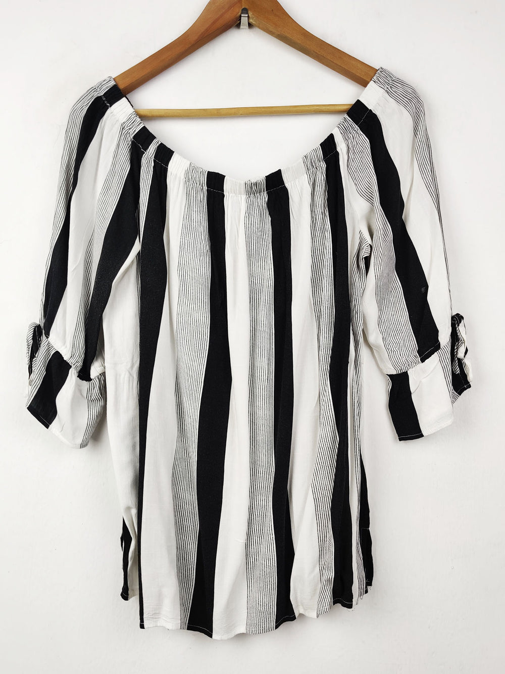 Buy online pre-used pre-loved 100% authentic & Original branded Primark (SWT-3592) available in Pakistan. Top international brands avilable.