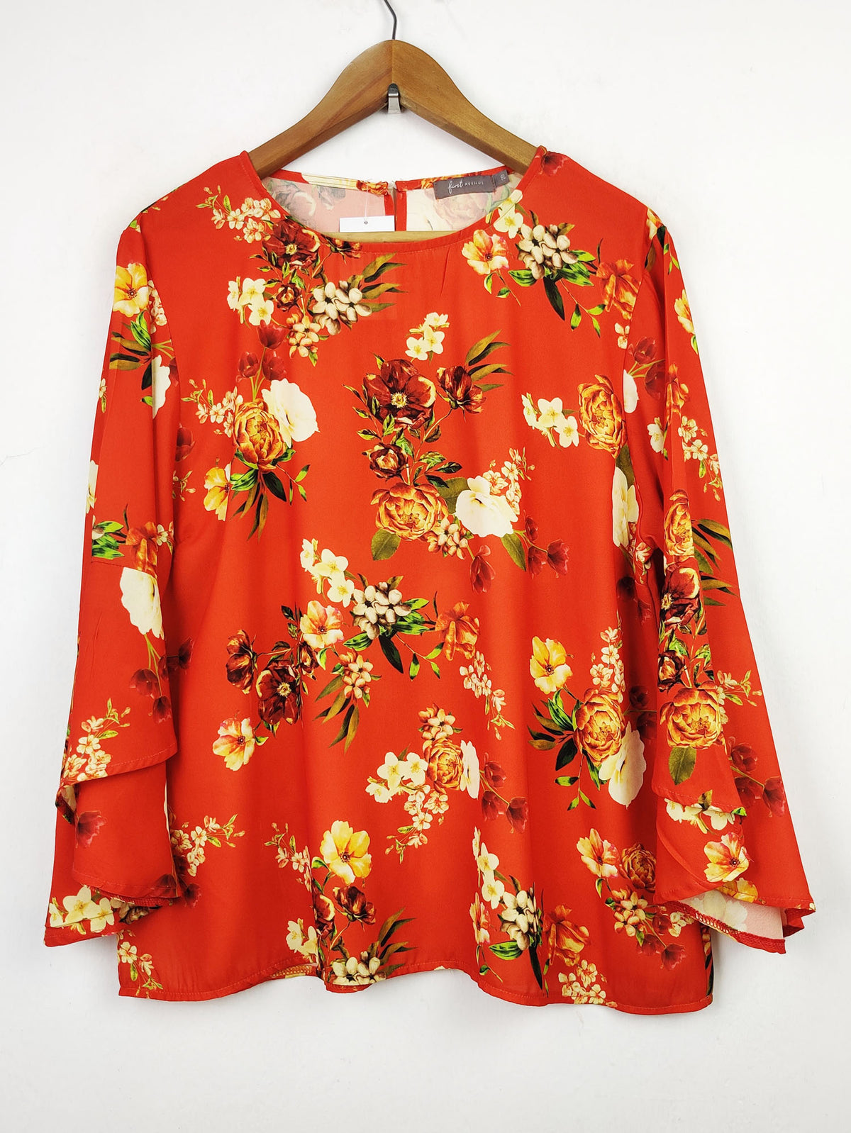 Buy online pre-used pre-loved 100% authentic & Original branded First Avenue (SWT-3651) available in Pakistan. Top international brands avilable.