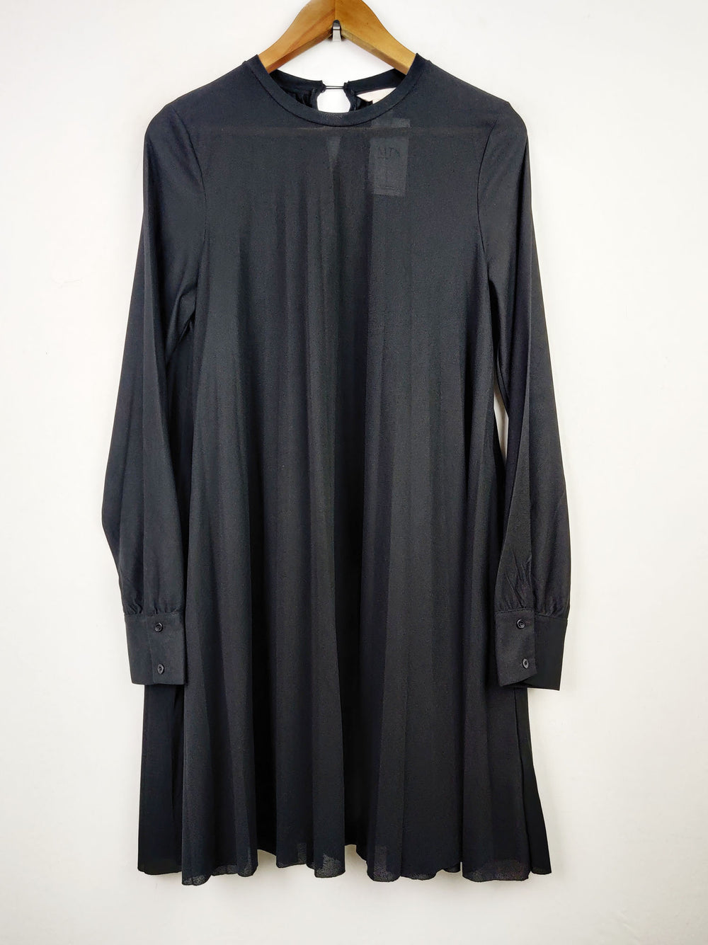 Buy online pre-used pre-loved 100% authentic & Original branded H&M (SWT-3694) available in Pakistan. Top international brands avilable.