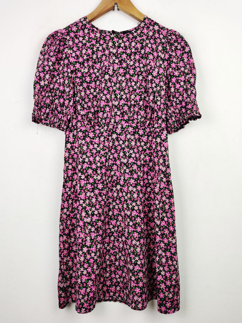 Buy online pre-used pre-loved 100% authentic & Original branded New Look (SWT-3700) available in Pakistan. Top international brands avilable.