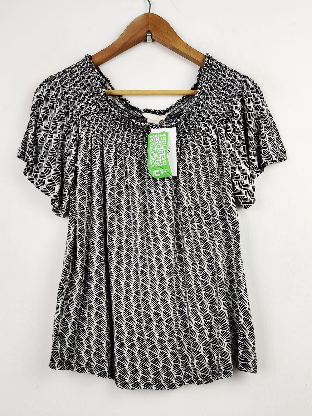 Buy online pre-used pre-loved 100% authentic & Original branded H&M (SWT-3712) available in Pakistan. Top international brands avilable.