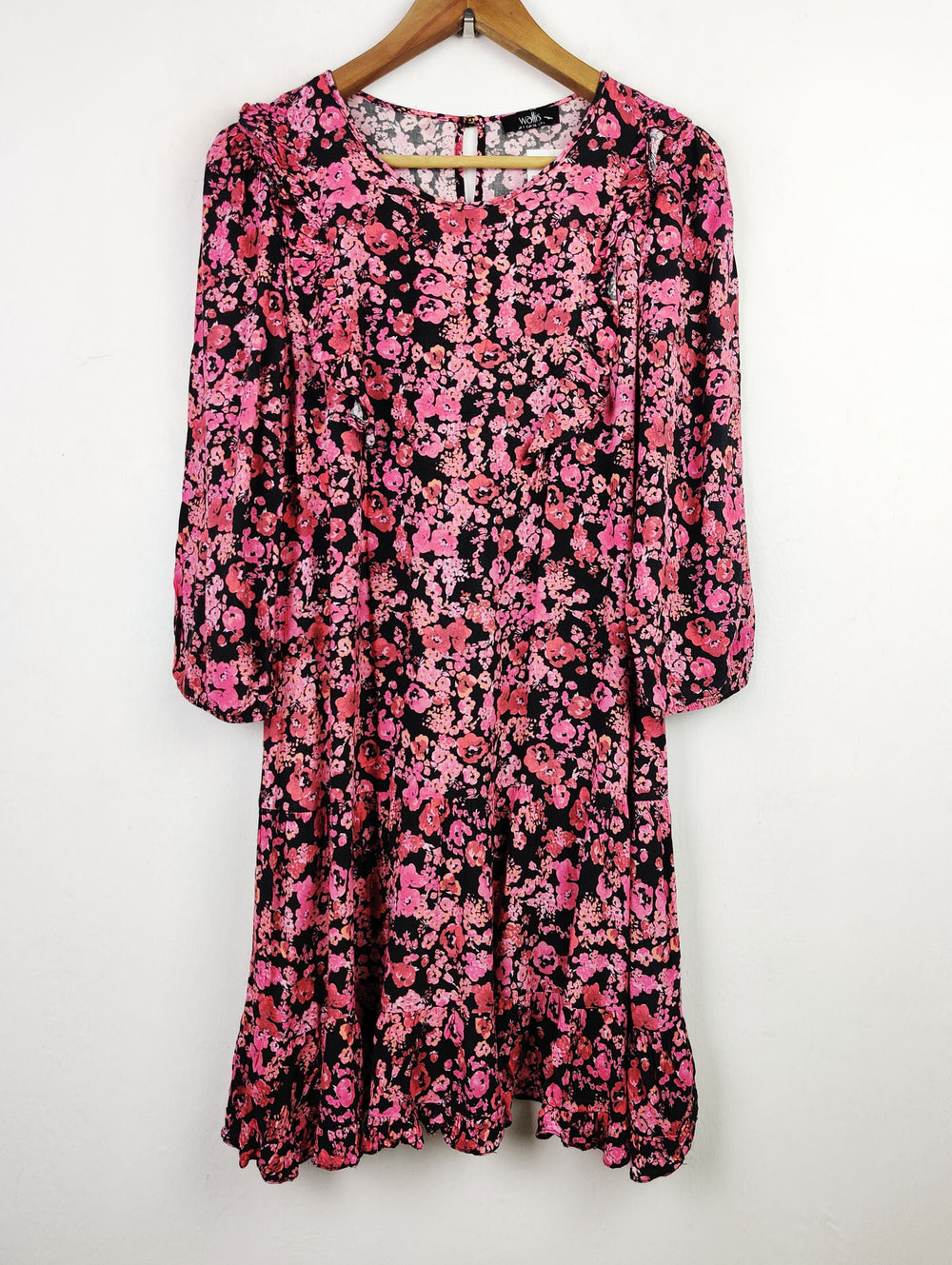 Buy online pre-used pre-loved 100% authentic & Original branded Wallis (SWT-3738) available in Pakistan. Top international brands avilable.