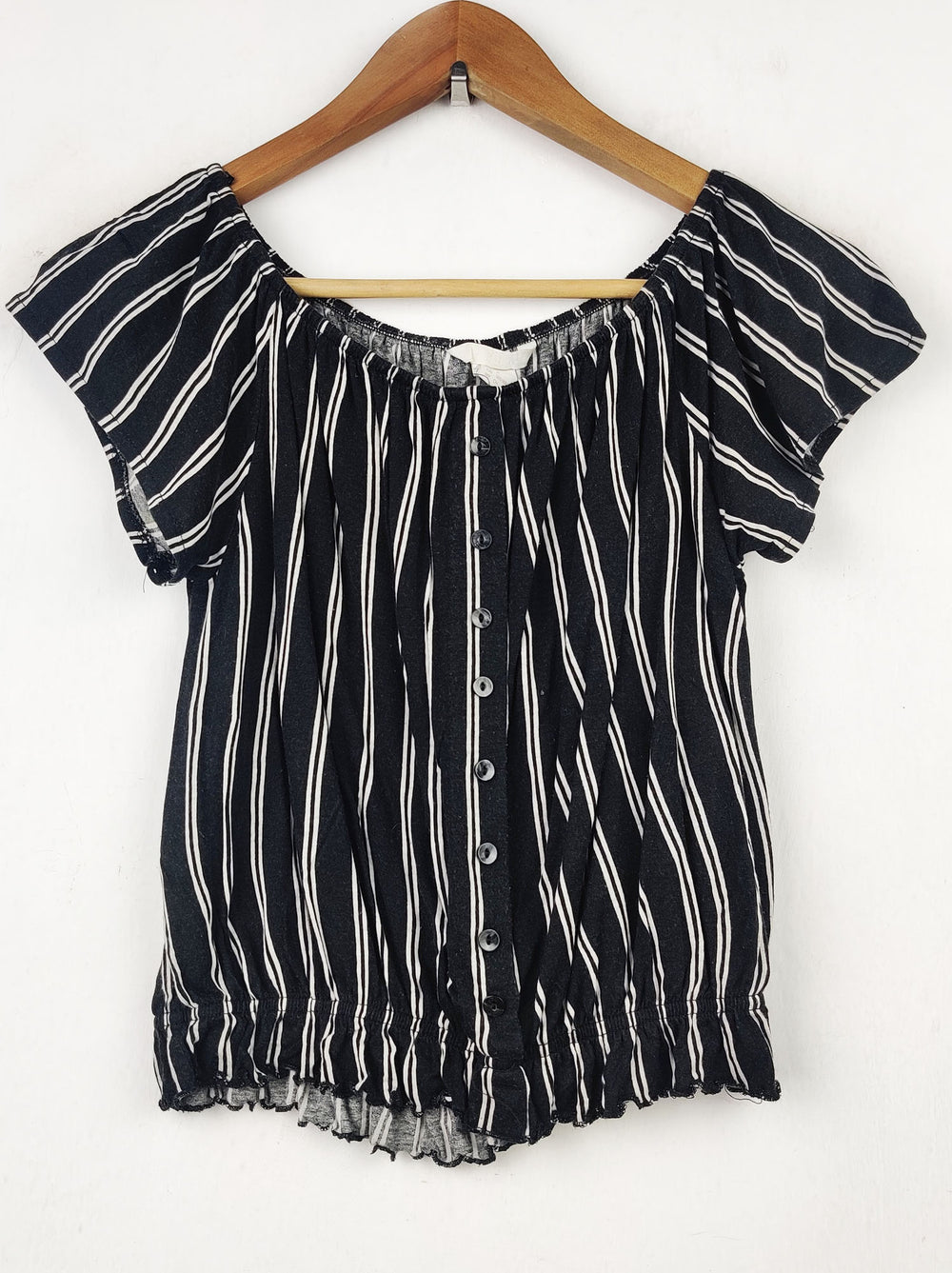 Buy online pre-used pre-loved 100% authentic & Original branded H&M (SWT-3779) available in Pakistan. Top international brands avilable.