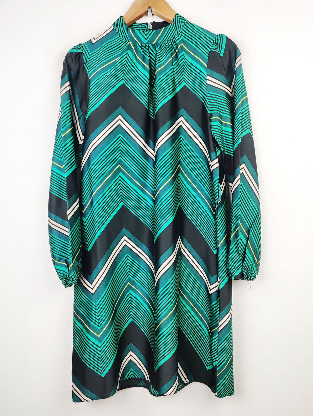 Buy online pre-used pre-loved 100% authentic & Original branded New Look (SWT-3849) available in Pakistan. Top international brands avilable.