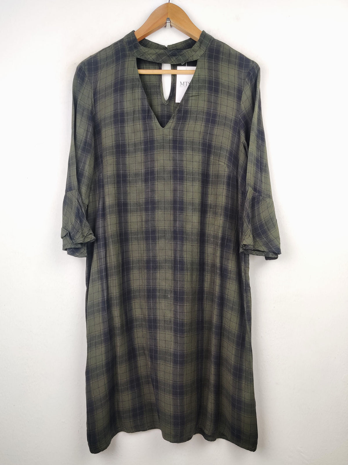 Buy online pre-used pre-loved 100% authentic & Original branded F&F (SWT-3850) available in Pakistan. Top international brands avilable.