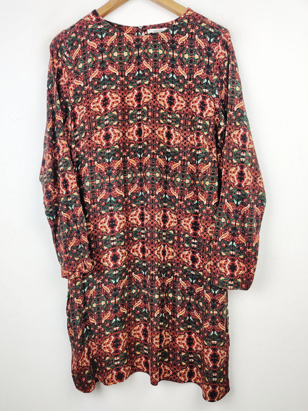 Buy online pre-used pre-loved 100% authentic & Original branded H&M (SWT-3855) available in Pakistan. Top international brands avilable.