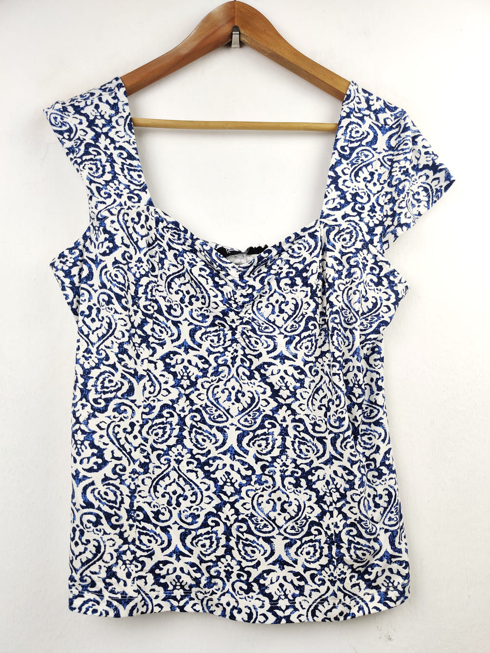 Buy online pre-used pre-loved 100% authentic & Original branded Kaleidoscope (SWT-3970) available in Pakistan. Top international brands avilable.