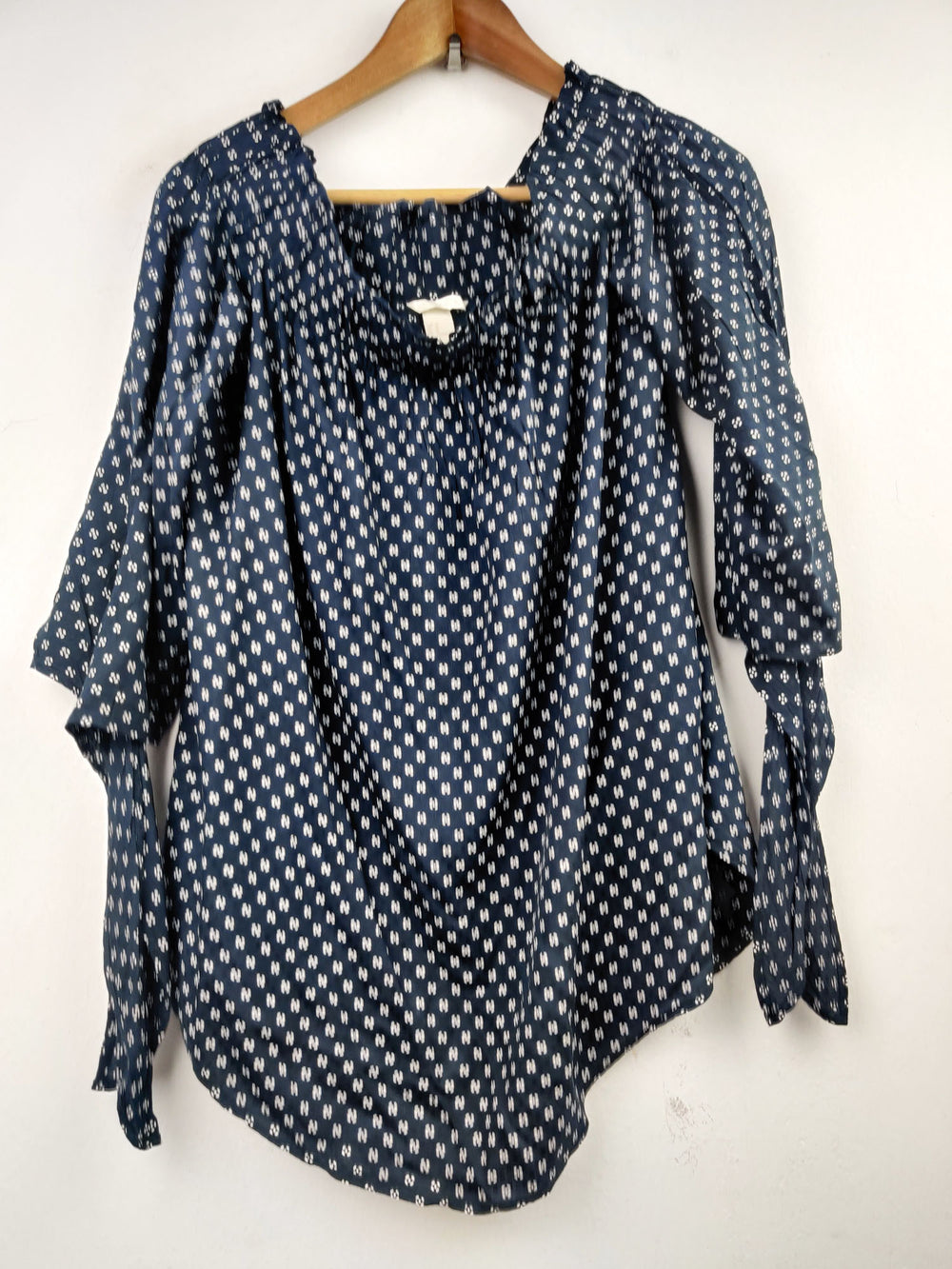 Buy online pre-used pre-loved 100% authentic & Original branded H&M (SWT-4007) available in Pakistan. Top international brands avilable.