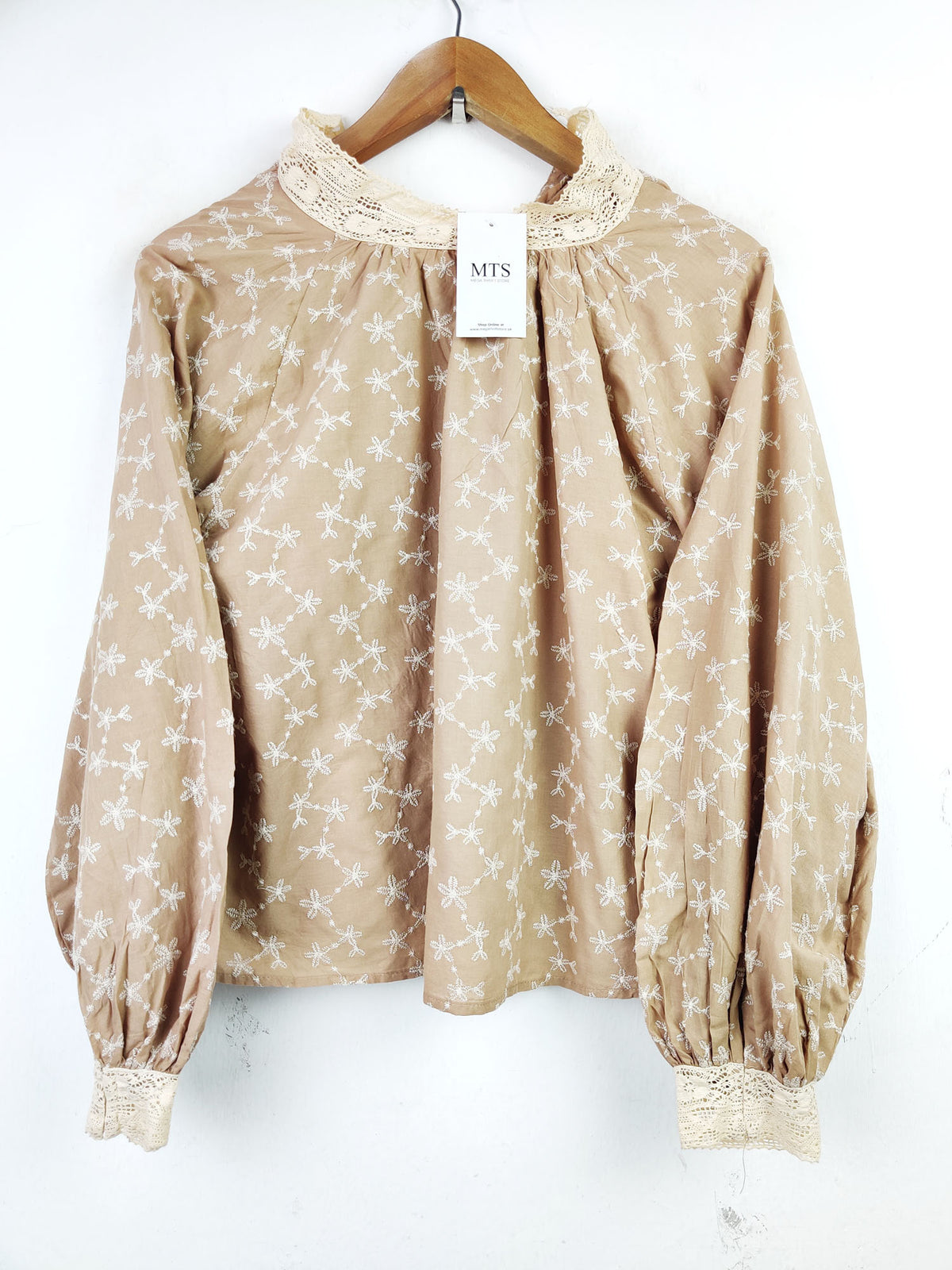 Buy online pre-used pre-loved 100% authentic & Original branded Unknown Brand (SWT-4018) available in Pakistan. Top international brands avilable.