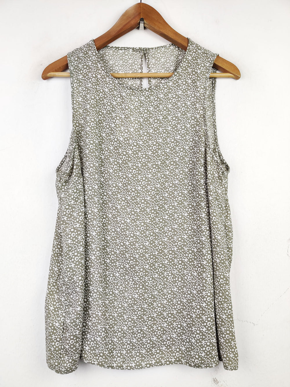 Buy online pre-used pre-loved 100% authentic & Original branded Primark (SWT-4049) available in Pakistan. Top international brands avilable.