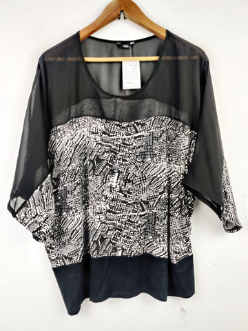 Buy online pre-used pre-loved 100% authentic & Original branded M&Co (SWT-4072) available in Pakistan. Top international brands avilable.