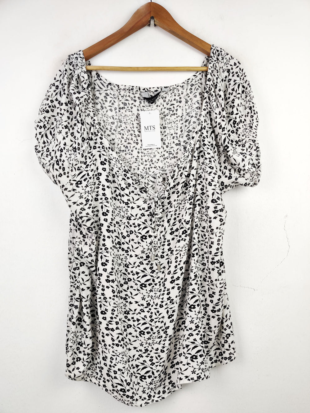 Buy online pre-used pre-loved 100% authentic & Original branded Dorothy Perkins (SWT-4080) available in Pakistan. Top international brands avilable.