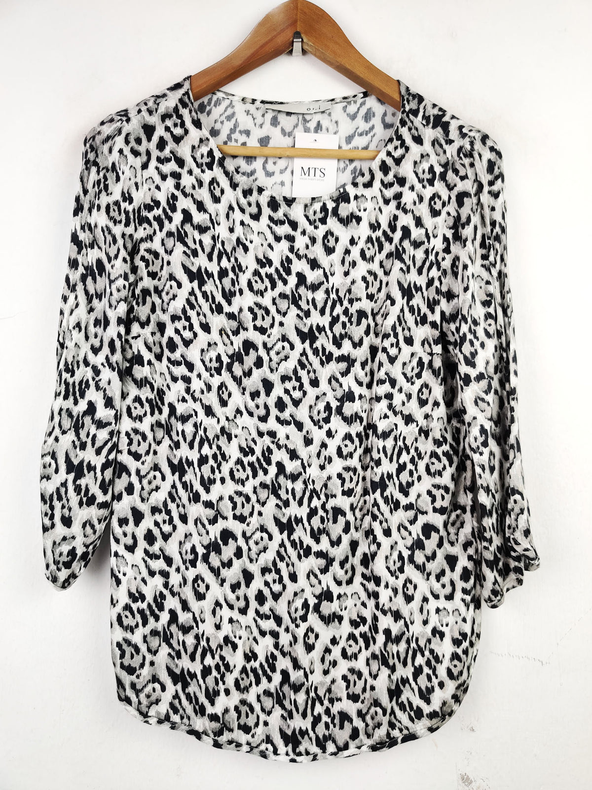 Buy online pre-used pre-loved 100% authentic & Original branded O U I (SWT-4095) available in Pakistan. Top international brands avilable.