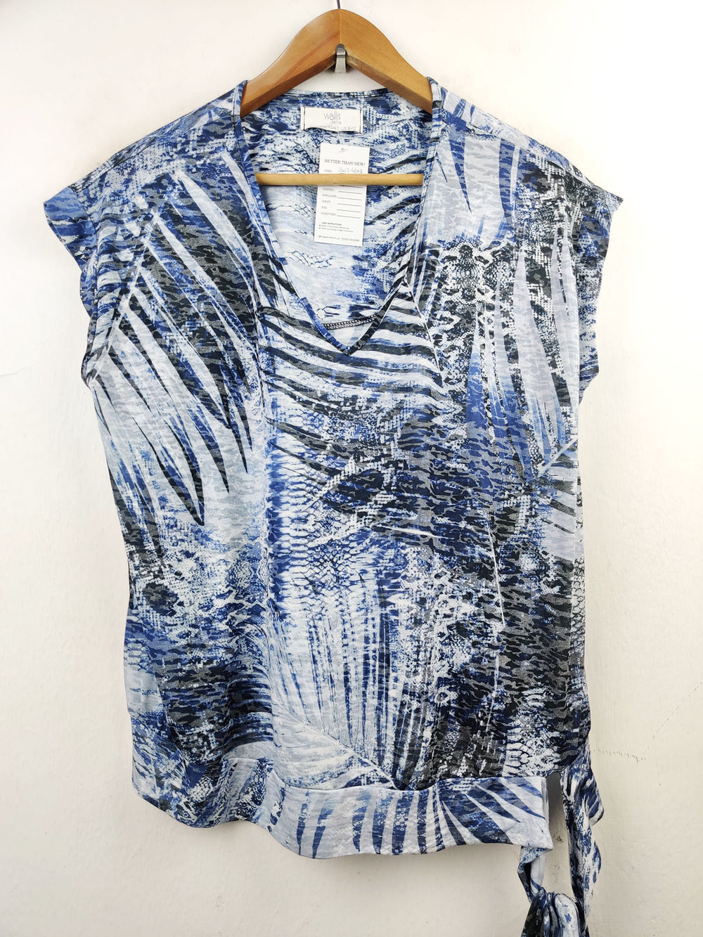 Buy online pre-used pre-loved 100% authentic & Original branded Wallis (SWT-4108) available in Pakistan. Top international brands avilable.