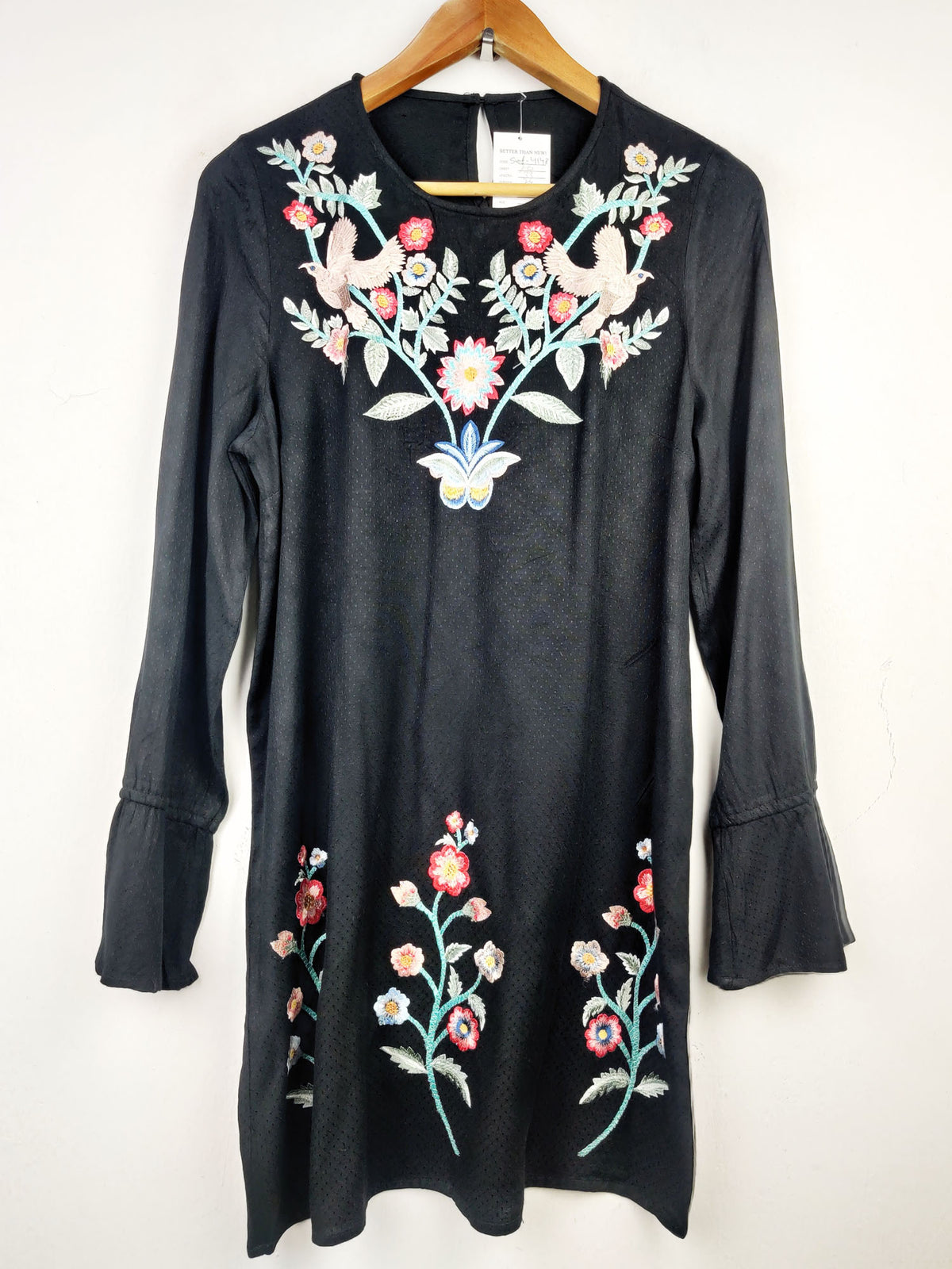 Buy online pre-used pre-loved 100% authentic & Original branded Tu (SWT-4148) available in Pakistan. Top international brands avilable.