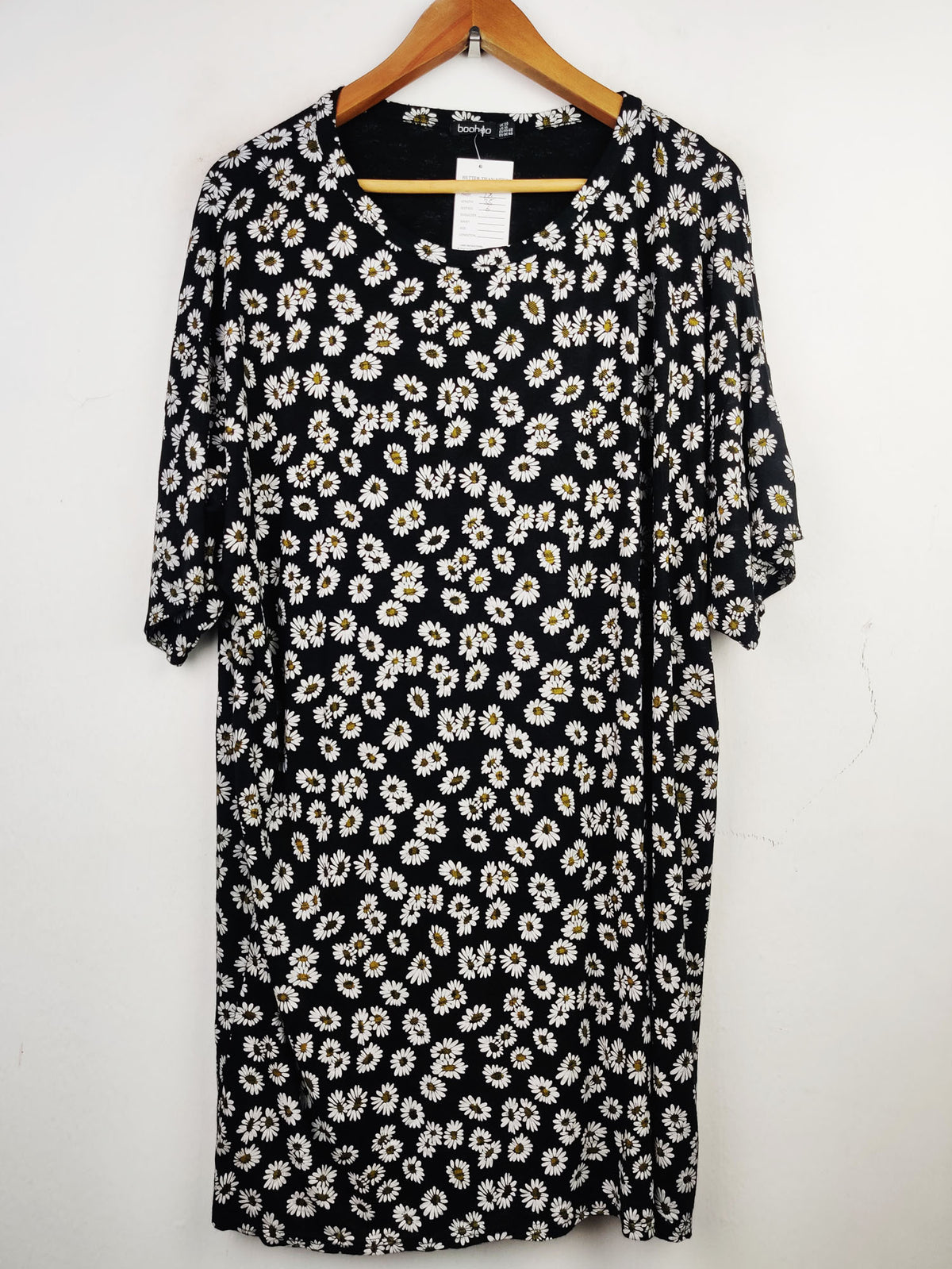 Buy online pre-used pre-loved 100% authentic & Original branded Boohoo (SWT-4159) available in Pakistan. Top international brands avilable.