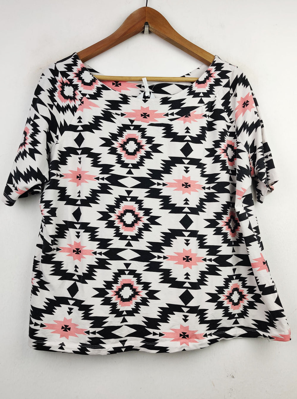 Buy online pre-used pre-loved 100% authentic & Original branded Simply Be (SWT-4162) available in Pakistan. Top international brands avilable.