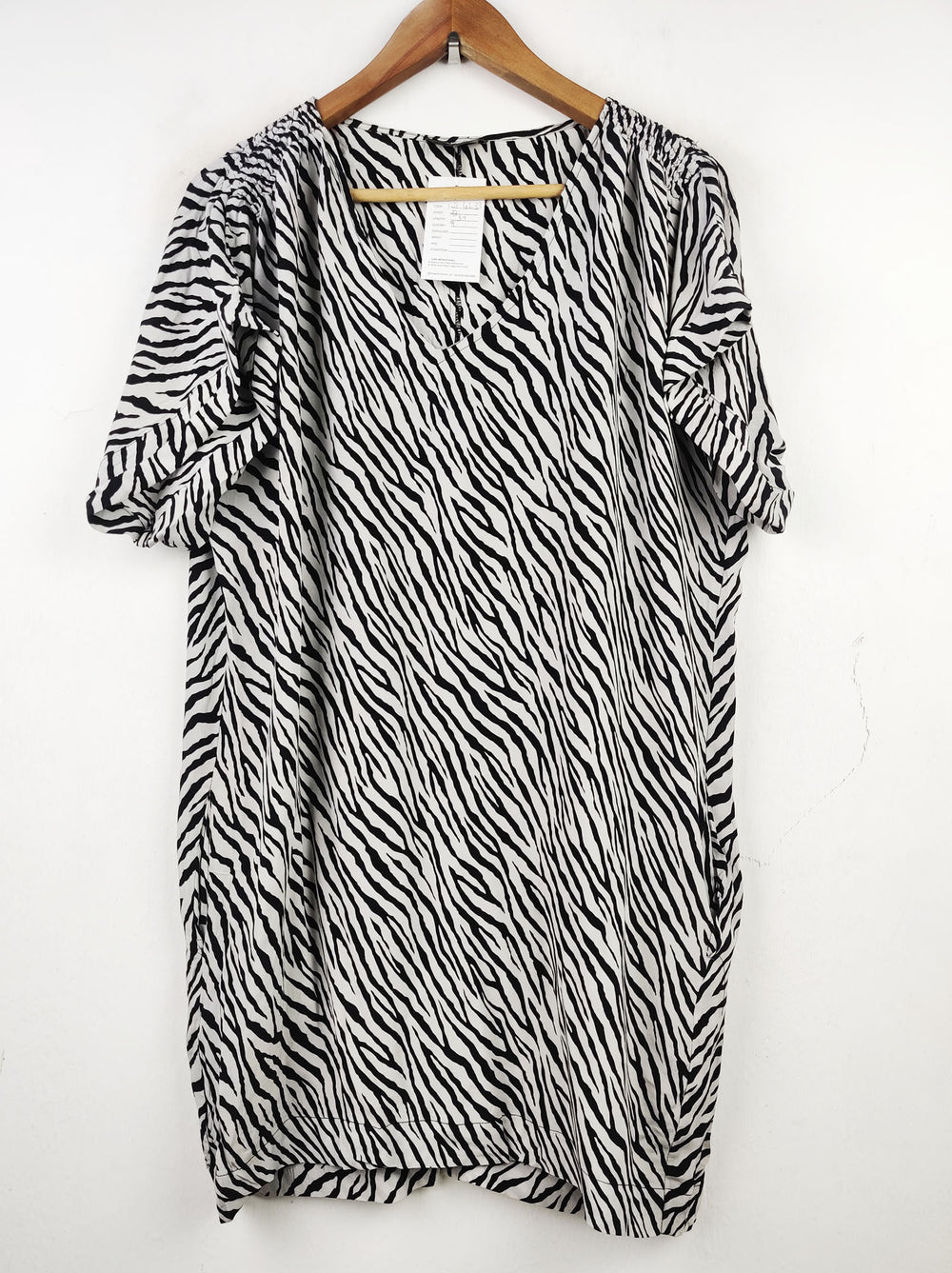 Buy online pre-used pre-loved 100% authentic & Original branded Et Vous (SWT-4233) available in Pakistan. Top international brands avilable.