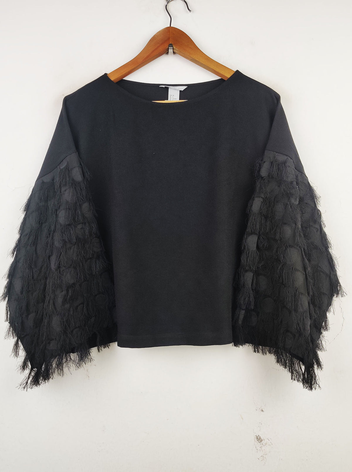 Buy online pre-used pre-loved 100% authentic & Original branded H&M (SWT-4240) available in Pakistan. Top international brands avilable.