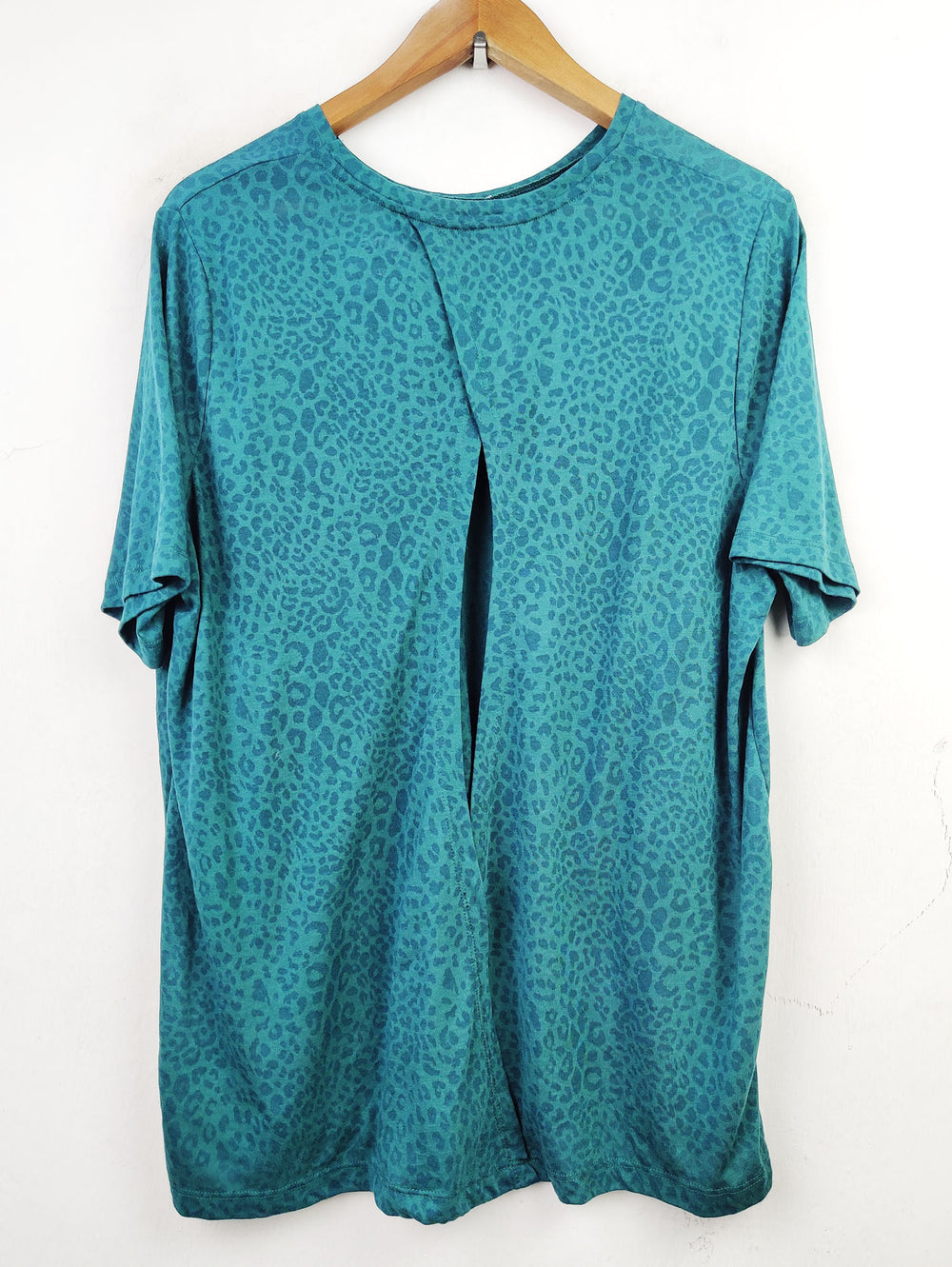 Buy online pre-used pre-loved 100% authentic & Original branded Tu (SWT-4286) available in Pakistan. Top international brands avilable.