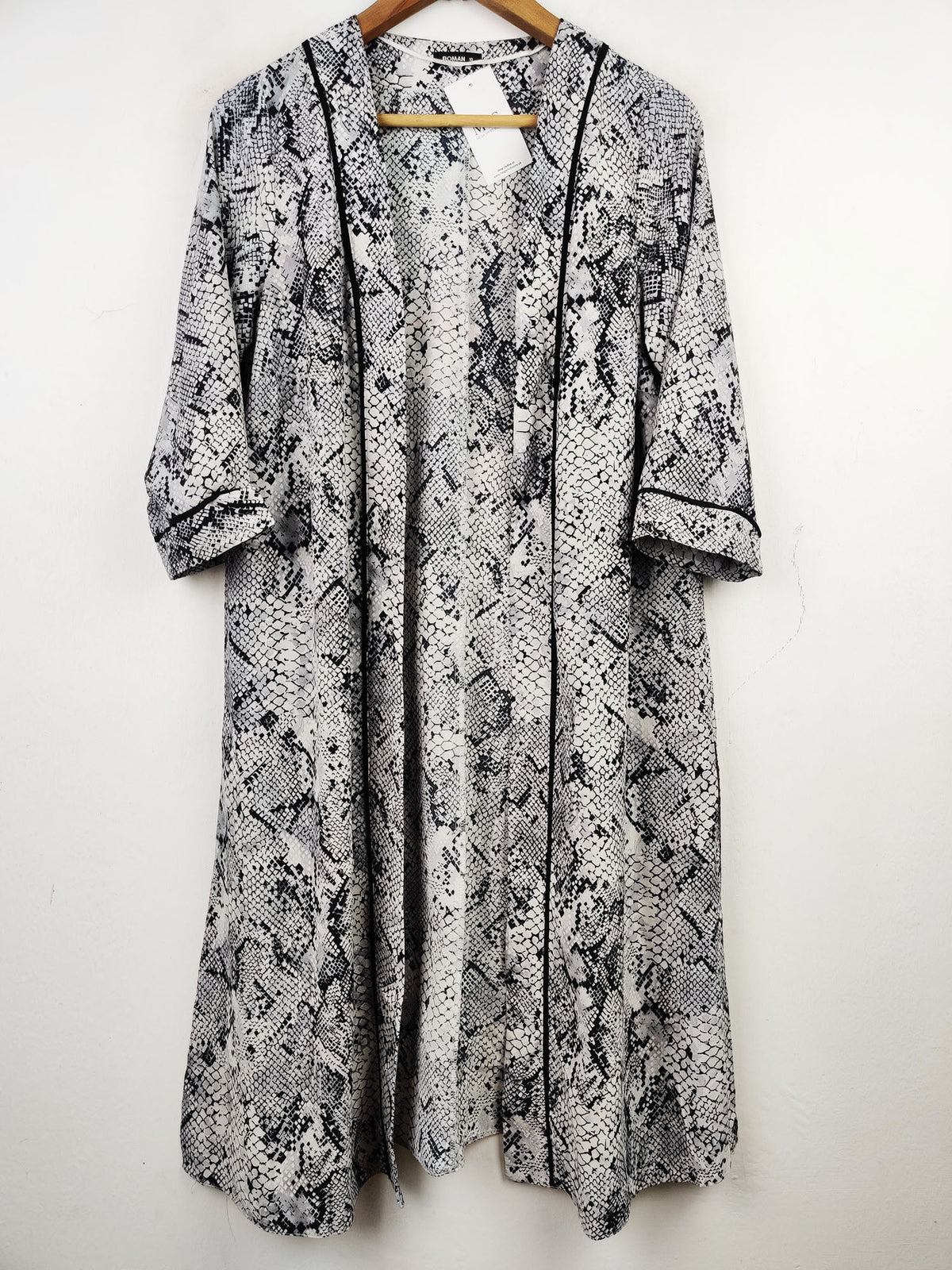 Buy online pre-used pre-loved 100% authentic & Original branded Roman (SWT-4345) available in Pakistan. Top international brands avilable.