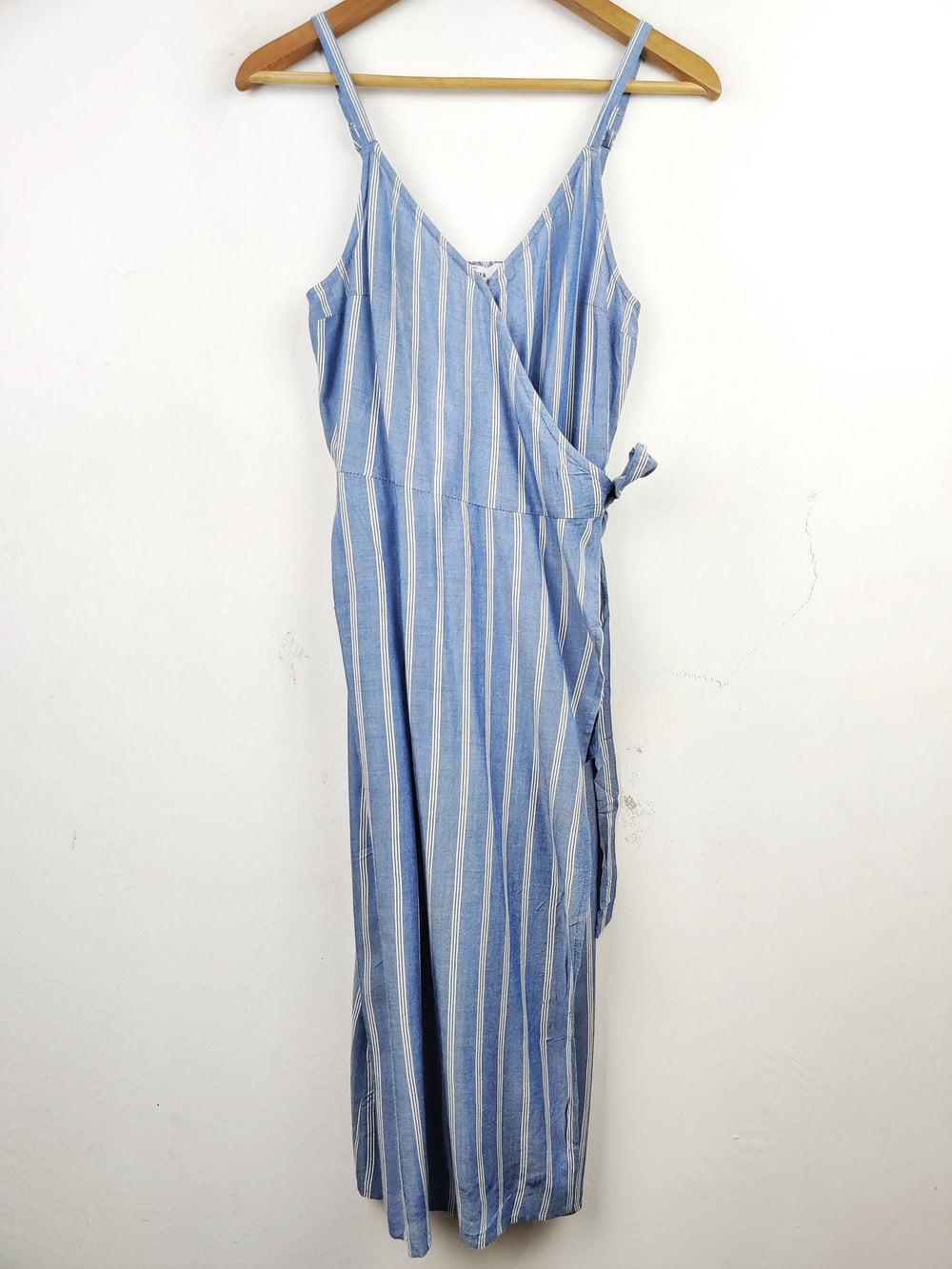 Buy online pre-used pre-loved 100% authentic & Original branded Hollister (SWT-4410) available in Pakistan. Top international brands avilable.