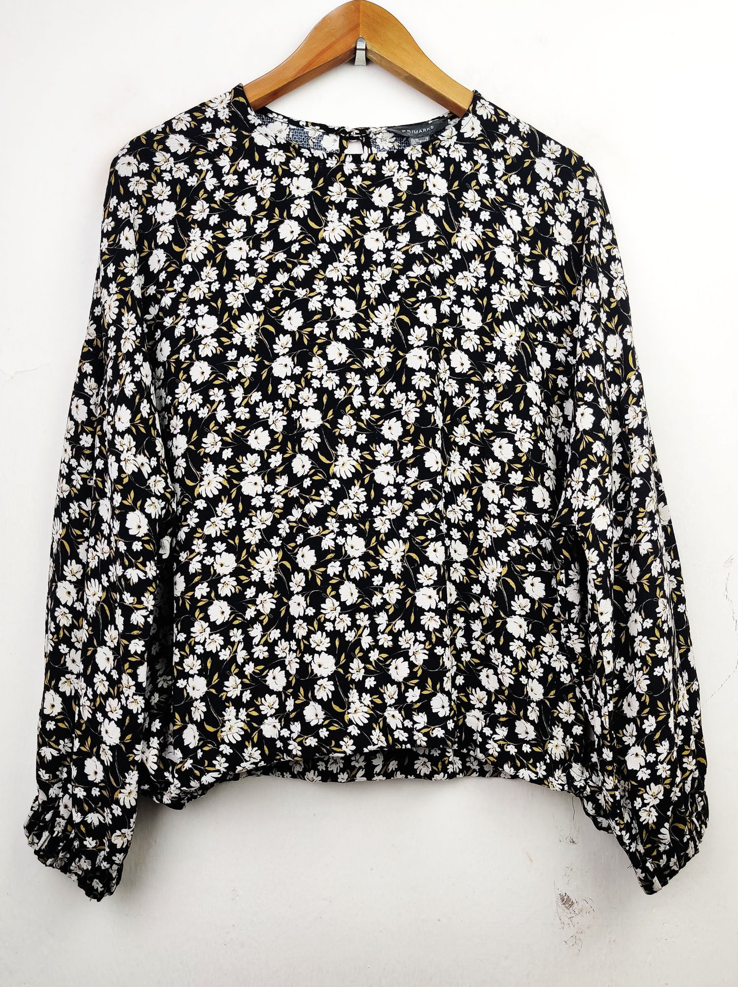 Buy online pre-used pre-loved 100% authentic & Original branded Primark (SWT-4426) available in Pakistan. Top international brands avilable.