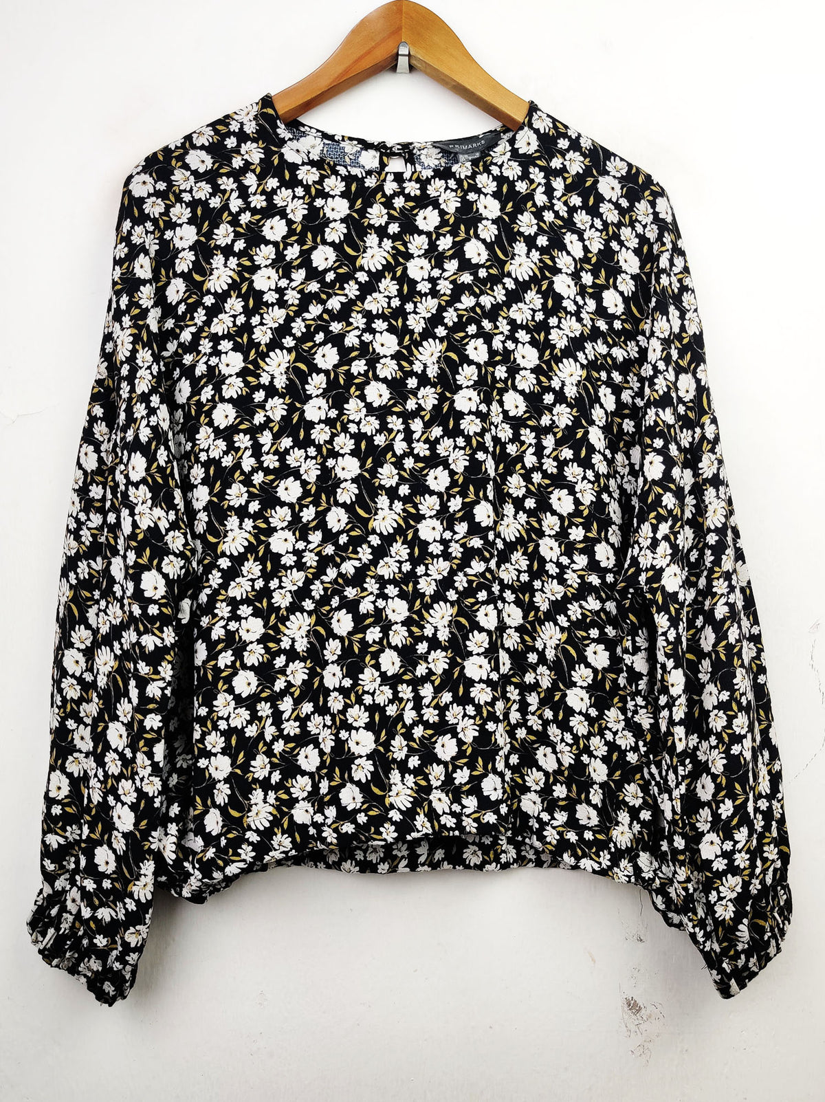 Buy online pre-used pre-loved 100% authentic & Original branded Primark (SWT-4426) available in Pakistan. Top international brands avilable.