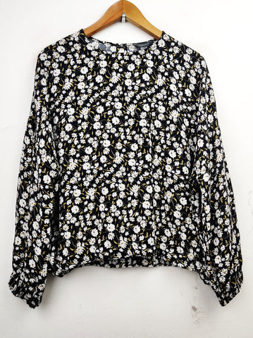 Buy online pre-used pre-loved 100% authentic & Original branded Primark (SWT-4426) available in Pakistan. Top international brands avilable.