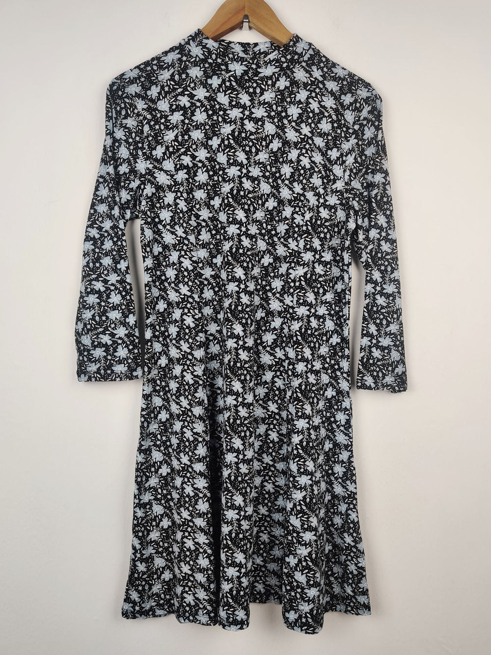 Buy online pre-used pre-loved 100% authentic & Original branded Primark (SWT-442) available in Pakistan. Top international brands avilable.