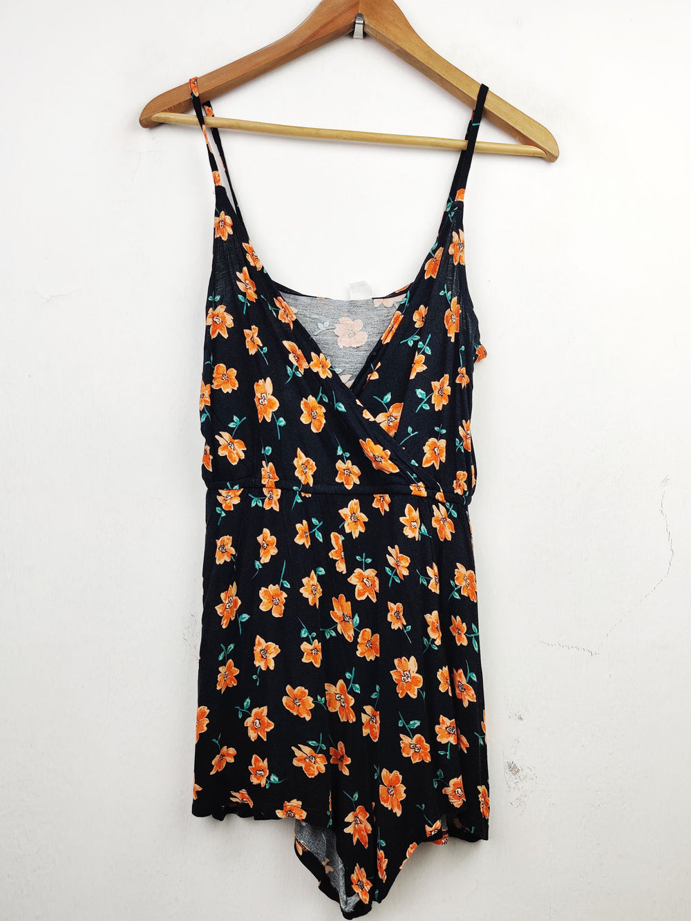 Buy online pre-used pre-loved 100% authentic & Original branded H&M (SWT-4454) available in Pakistan. Top international brands avilable.