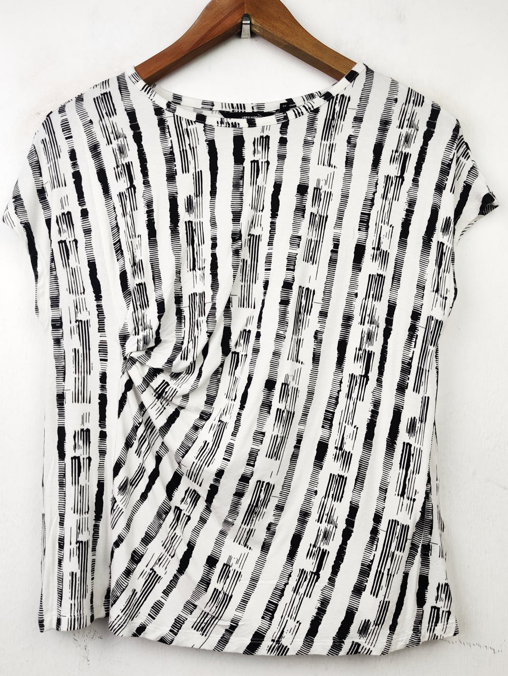 Buy online pre-used pre-loved 100% authentic & Original branded Vero Moda (SWT-4491) available in Pakistan. Top international brands avilable.