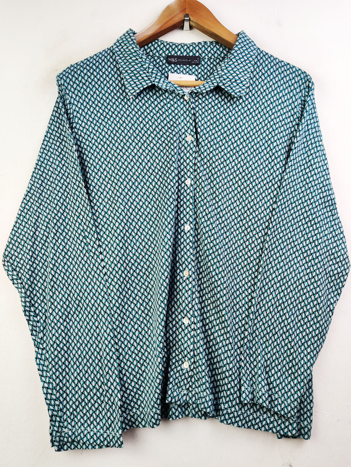 Buy online pre-used pre-loved 100% authentic & Original branded Marks & Spencer (SWT-4558) available in Pakistan. Top international brands avilable.