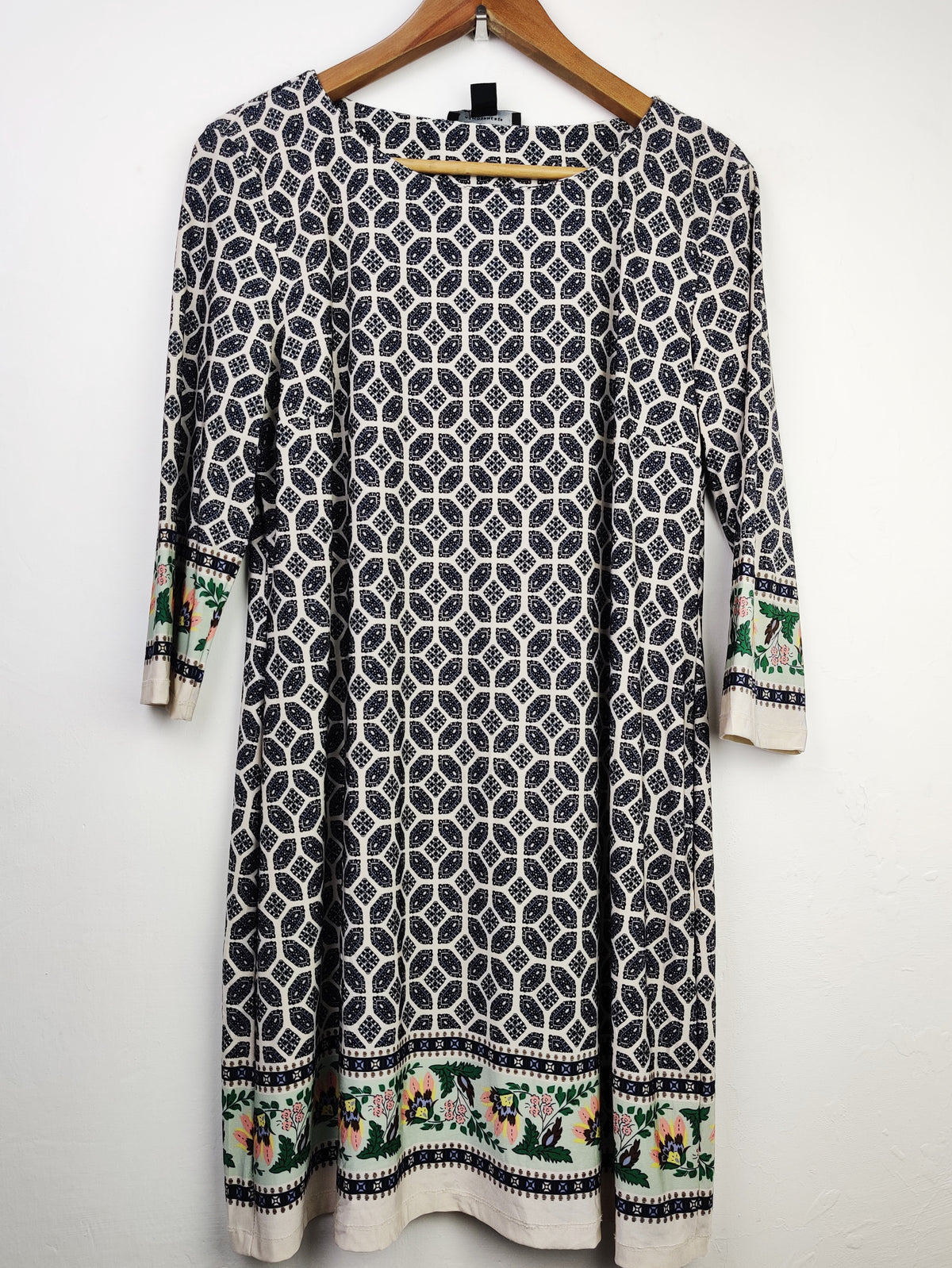 Buy online pre-used pre-loved 100% authentic & Original branded Atmosphere (SWT-4577) available in Pakistan. Top international brands avilable.