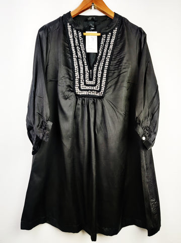 Buy online pre-used pre-loved 100% authentic & Original branded H&M (SWT-4595) available in Pakistan. Top international brands avilable.