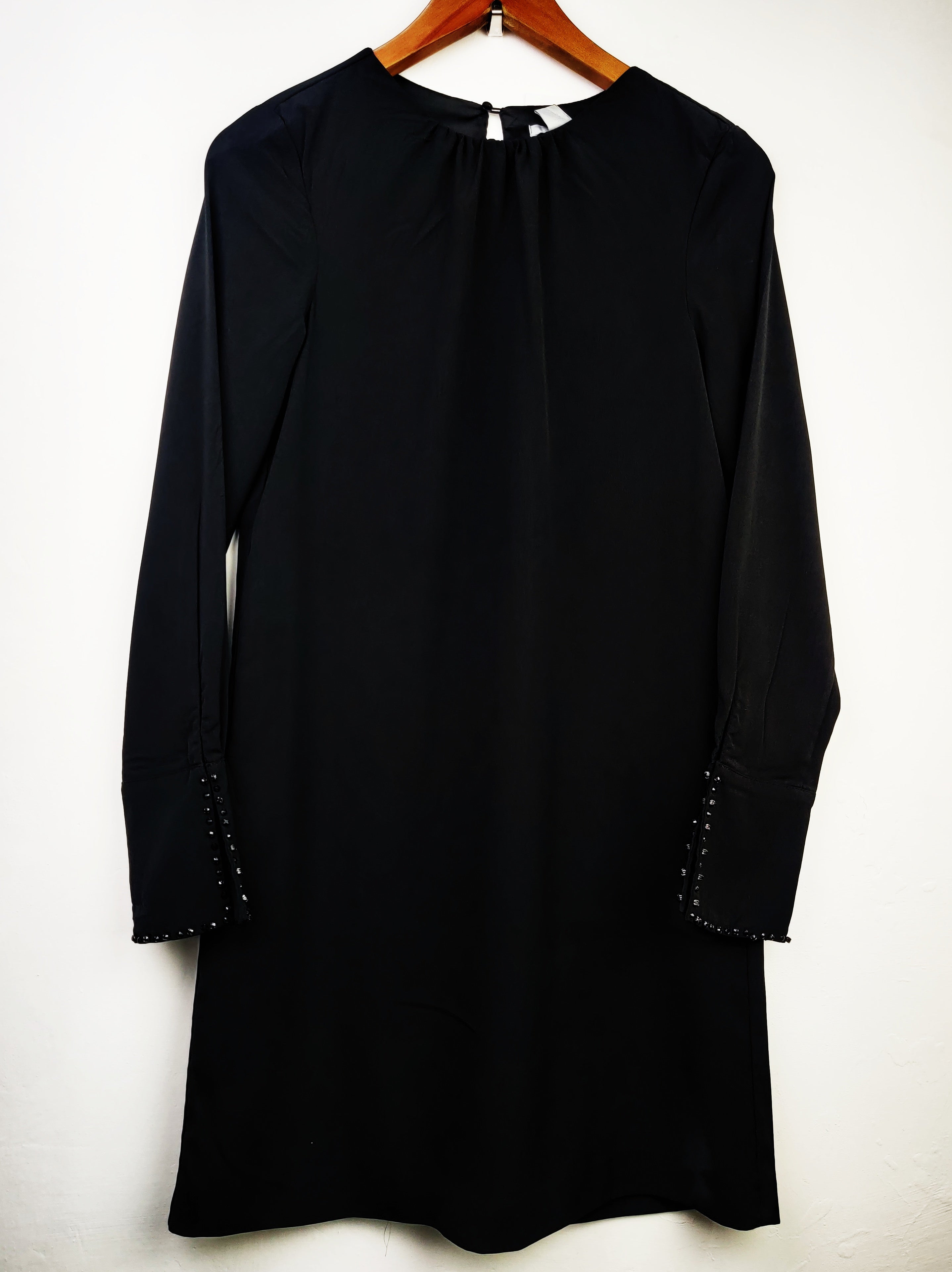 Buy online pre-used pre-loved 100% authentic & Original branded H&M (SWT-4646) available in Pakistan. Top international brands avilable.