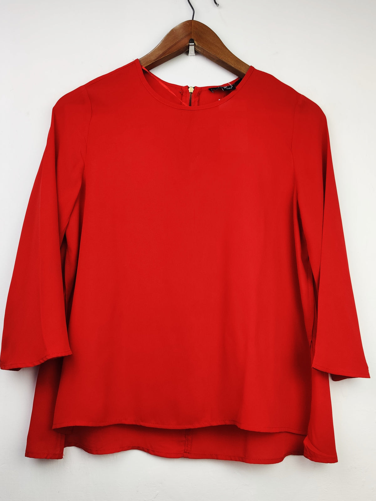 Buy online pre-used pre-loved 100% authentic & Original branded Atmosphere (SWT-4670) available in Pakistan. Top international brands avilable.
