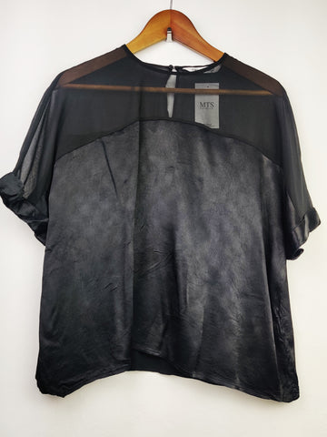 Buy online pre-used pre-loved 100% authentic & Original branded Zara (SWT-4674) available in Pakistan. Top international brands avilable.