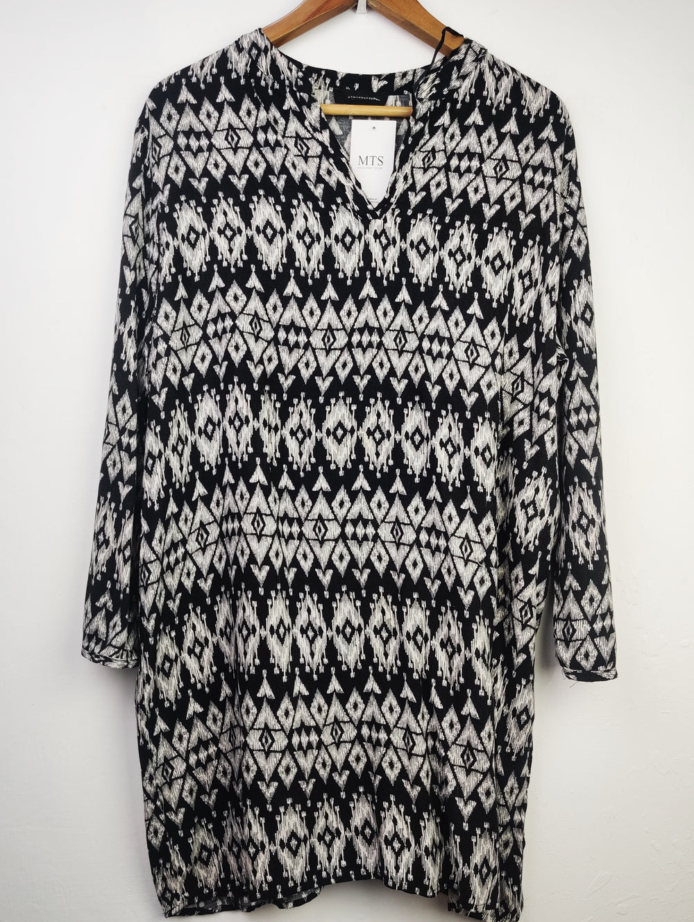 Buy online pre-used pre-loved 100% authentic & Original branded Atmosphere (SWT-4679) available in Pakistan. Top international brands avilable.