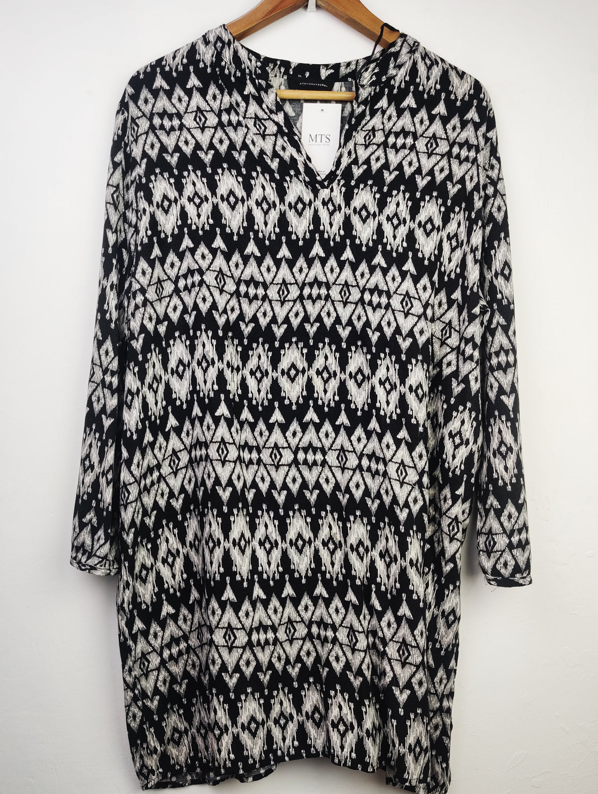 Buy online pre-used pre-loved 100% authentic & Original branded Atmosphere (SWT-4679) available in Pakistan. Top international brands avilable.