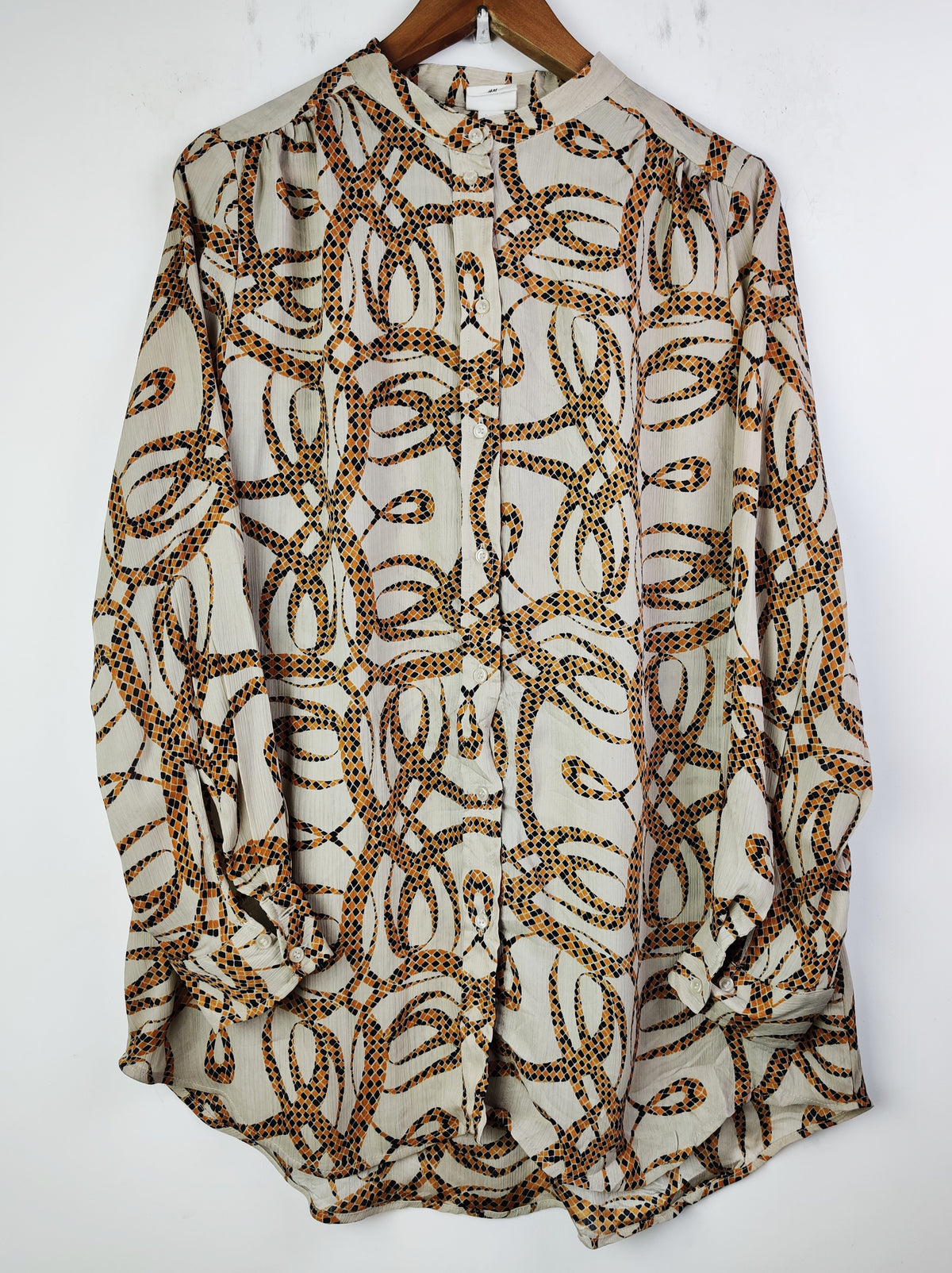 Buy online pre-used pre-loved 100% authentic & Original branded H&M (SWT-4743) available in Pakistan. Top international brands avilable.