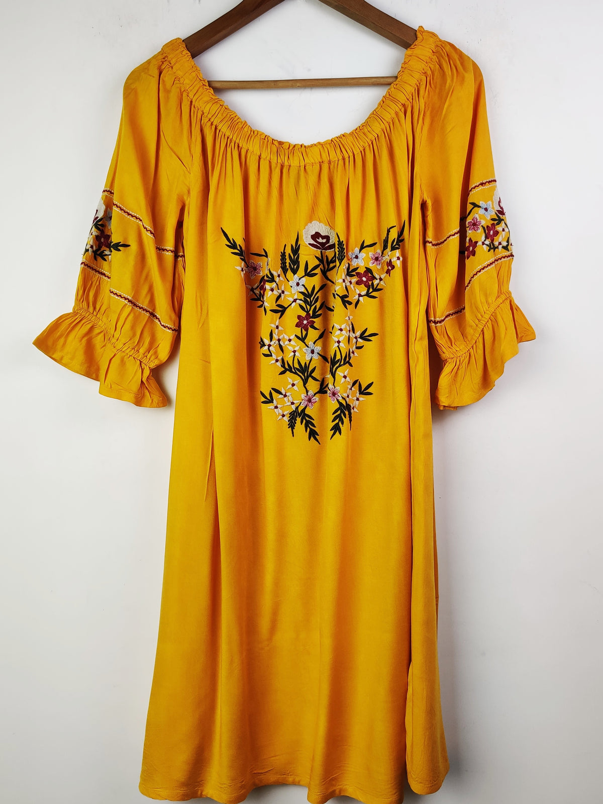 Buy online pre-used pre-loved 100% authentic & Original branded Dorothy Perkins (SWT-4754) available in Pakistan. Top international brands avilable.