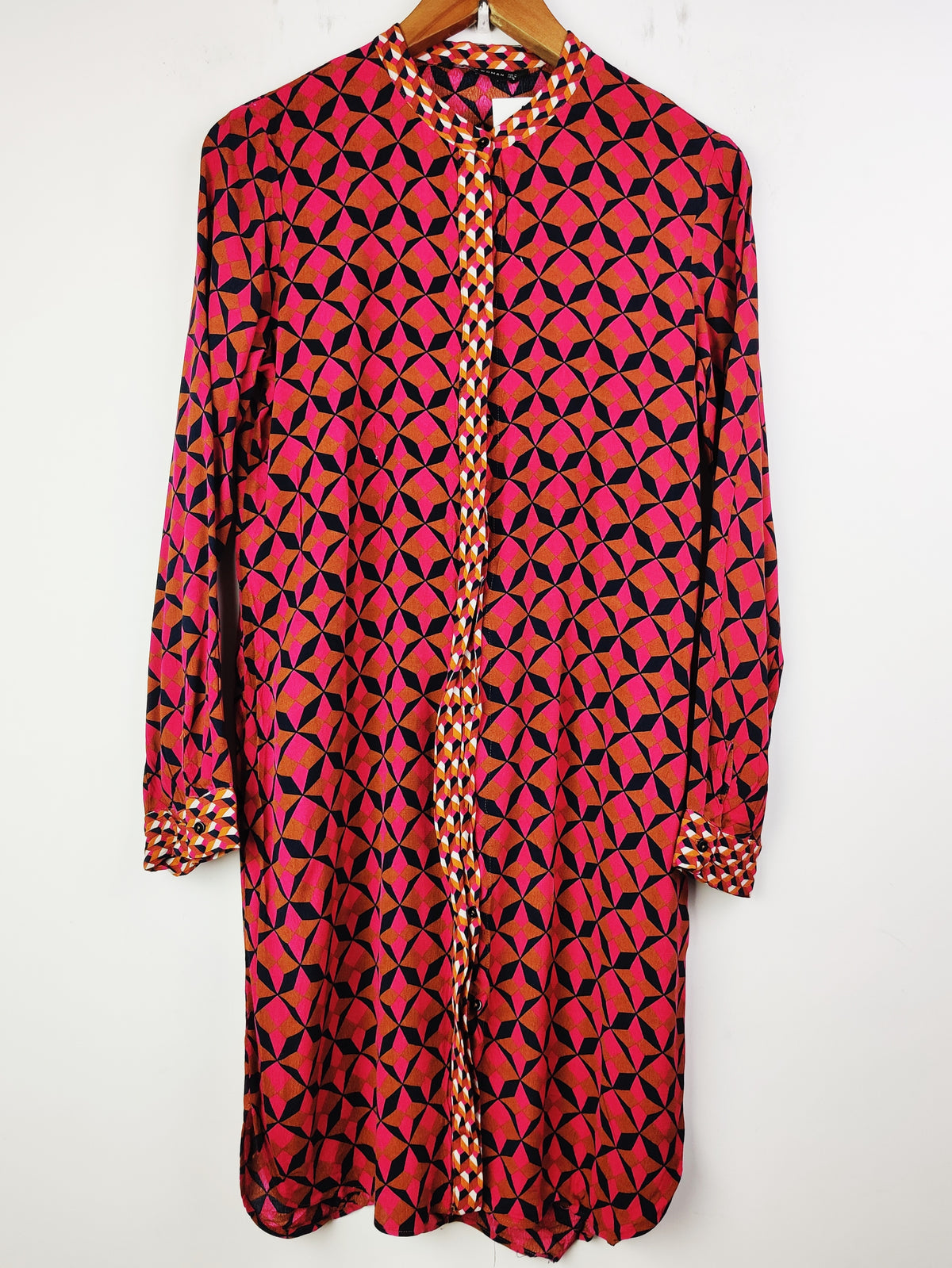 Buy online pre-used pre-loved 100% authentic & Original branded Zara (SWT-4767) available in Pakistan. Top international brands avilable.
