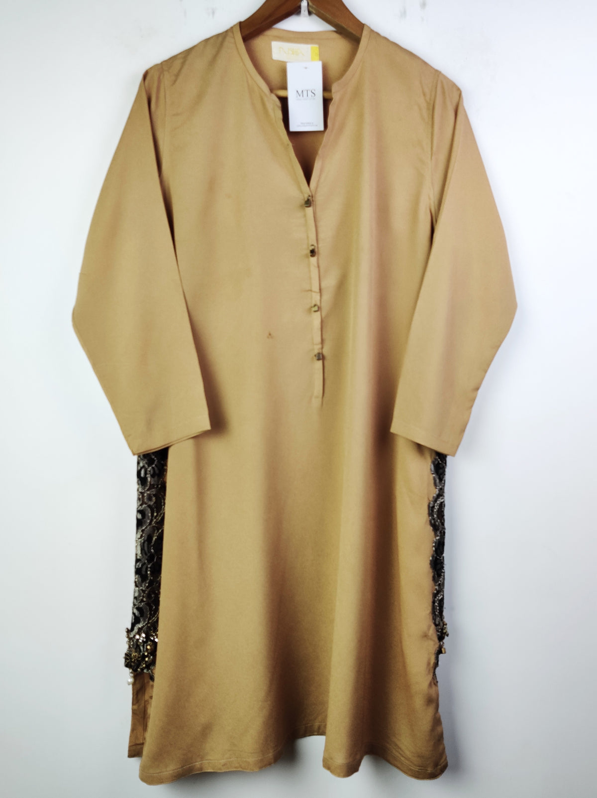 Buy online pre-used pre-loved 100% authentic & Original branded Nisha Gold (SWT-4774) available in Pakistan. Top international brands avilable.