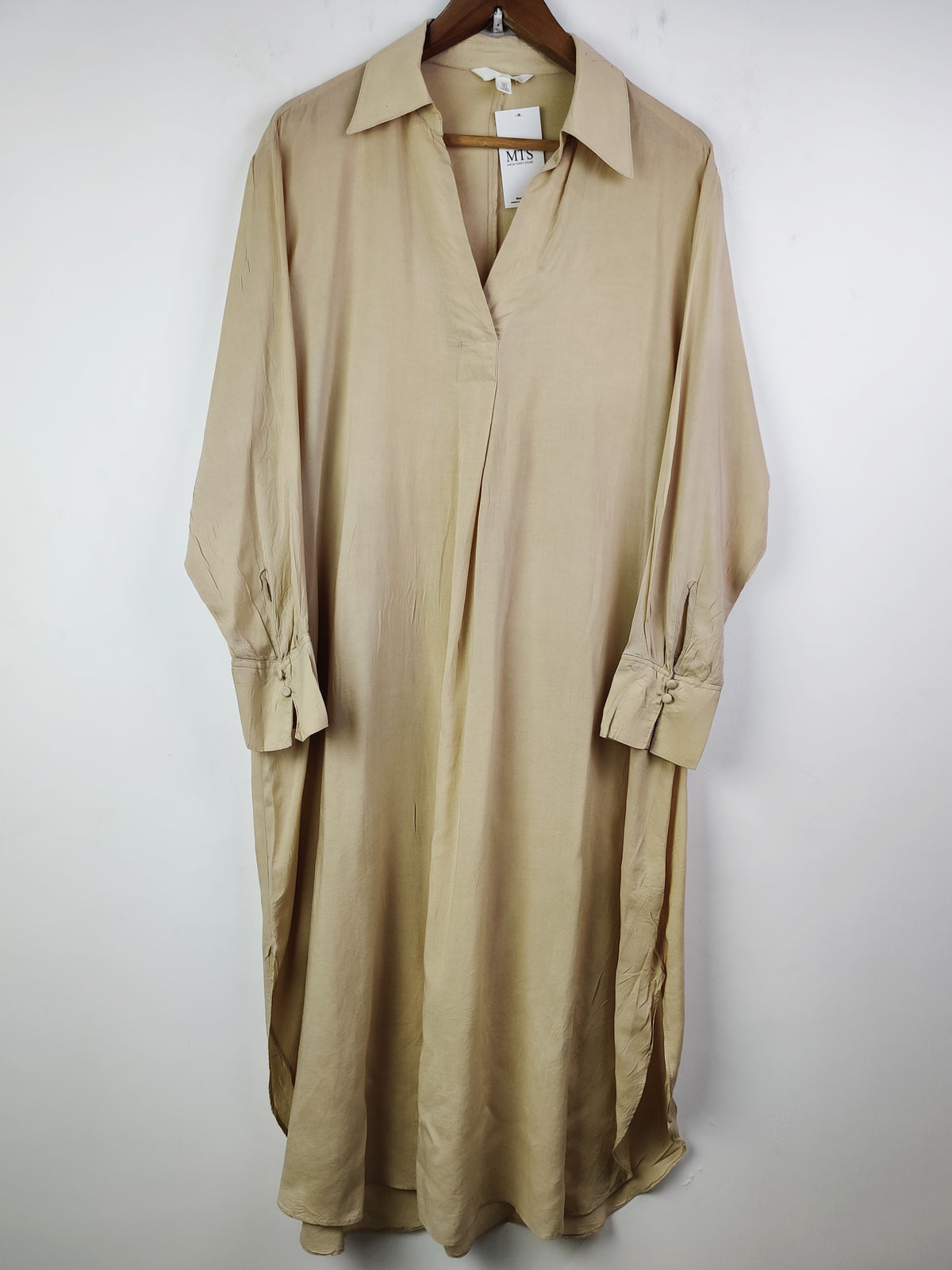 Buy online pre-used pre-loved 100% authentic & Original branded H&M (SWT-4797) available in Pakistan. Top international brands avilable.