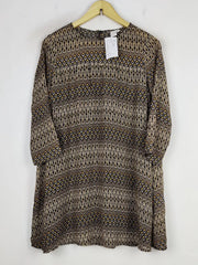 Buy online pre-used pre-loved 100% authentic & Original branded H&M (SWT-5000) available in Pakistan. Top international brands avilable.