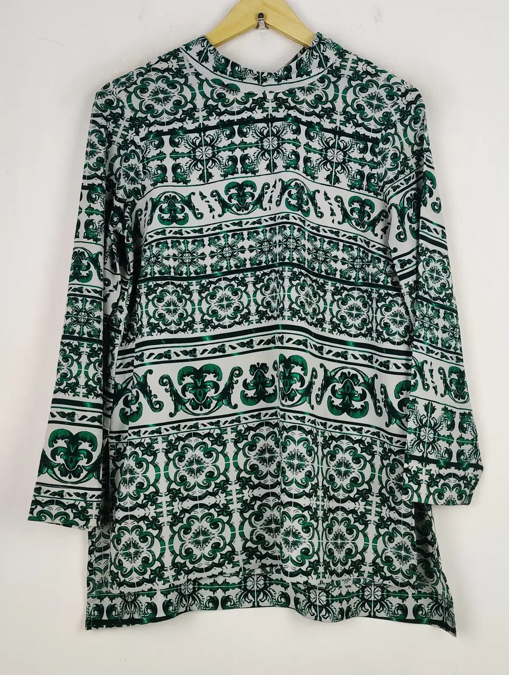Buy online pre-used pre-loved 100% authentic & Original branded H&M (SWT-5067) available in Pakistan. Top international brands avilable.