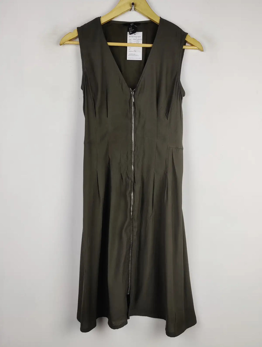 Buy online pre-used pre-loved 100% authentic & Original branded H&M (SWT-5202) available in Pakistan. Top international brands avilable.